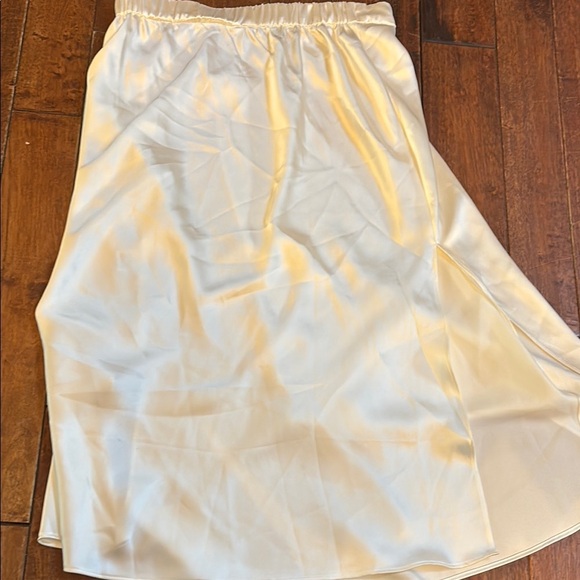 E.ssue Elegant Cream silky skirt sz med - Picture 5 of 5